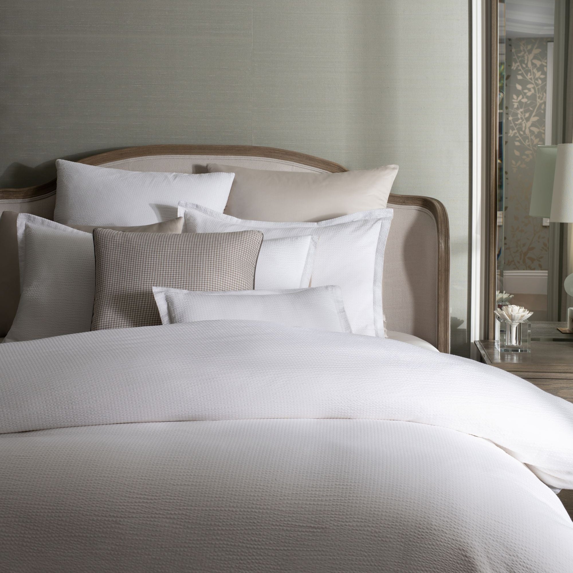 AVA Fine Linen Riviera Seersucker Duvet Set- White/Taupe